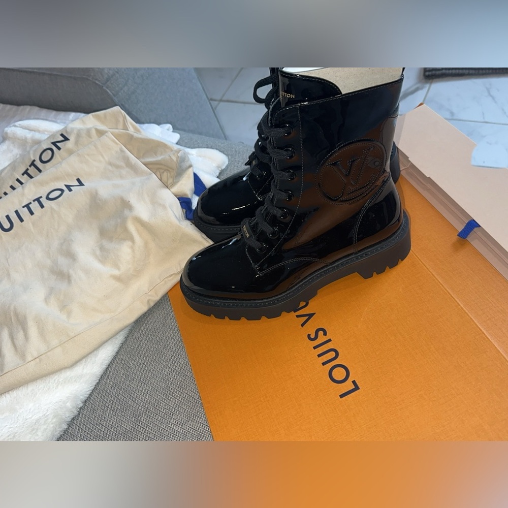 Black combat LV boots new